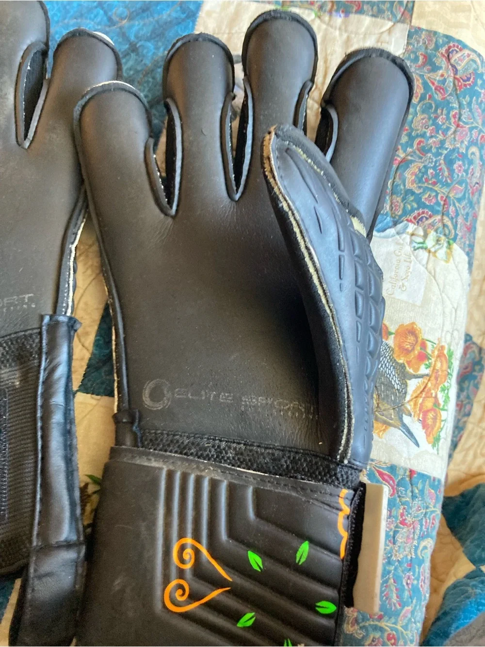 Elite sport soccer Kids Gloves with Colorful Skull Design